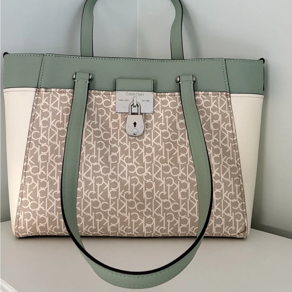 Calvin Klein bag - Picture 2 of 11